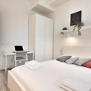 Ihost - Adriatico 6 , Milano Italia